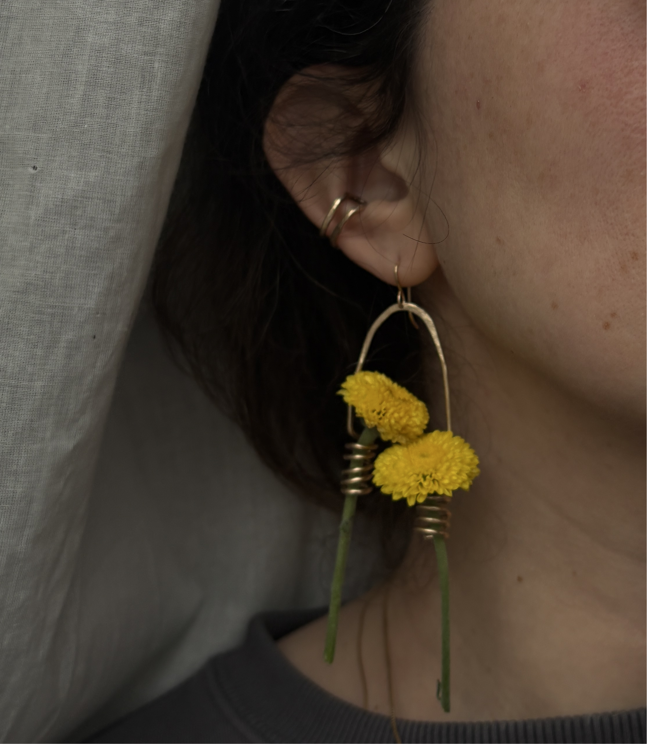 Double flower holder dangles
